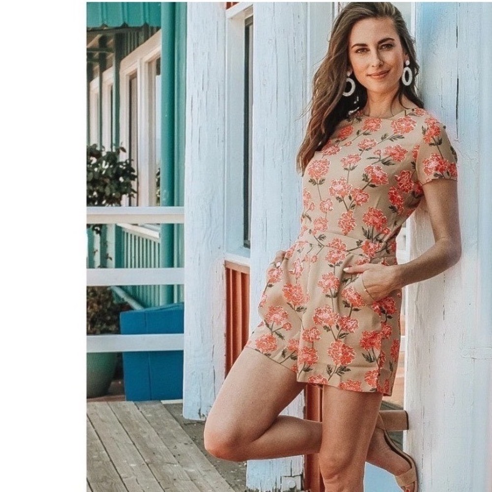 Banana Republic Floral Romper Womens 12P Tan Orange Red Carnation Short Sleeve